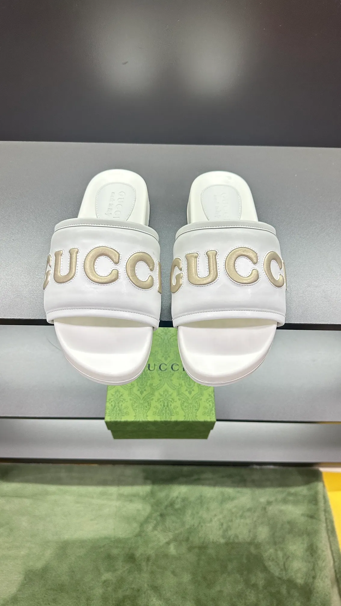 [G Family Couple Style] P: 320💰Female size 36~40 Men's size 39~45, (46. Custom-made GG slippers for men and women. This slipper is made of GG polyester fiber and is decorated with a Gucci label on the front, which adds a striking logo feel to the style. Beige GG recycled polyester fiber, same size for men and women, leather trim